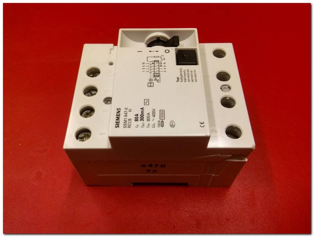 SIEMENS 5SM1 647-0 5SM1647-0 80A 300MA YANGIN KORUMA RÖLESİ KAÇAK AKIM TRİFAZE