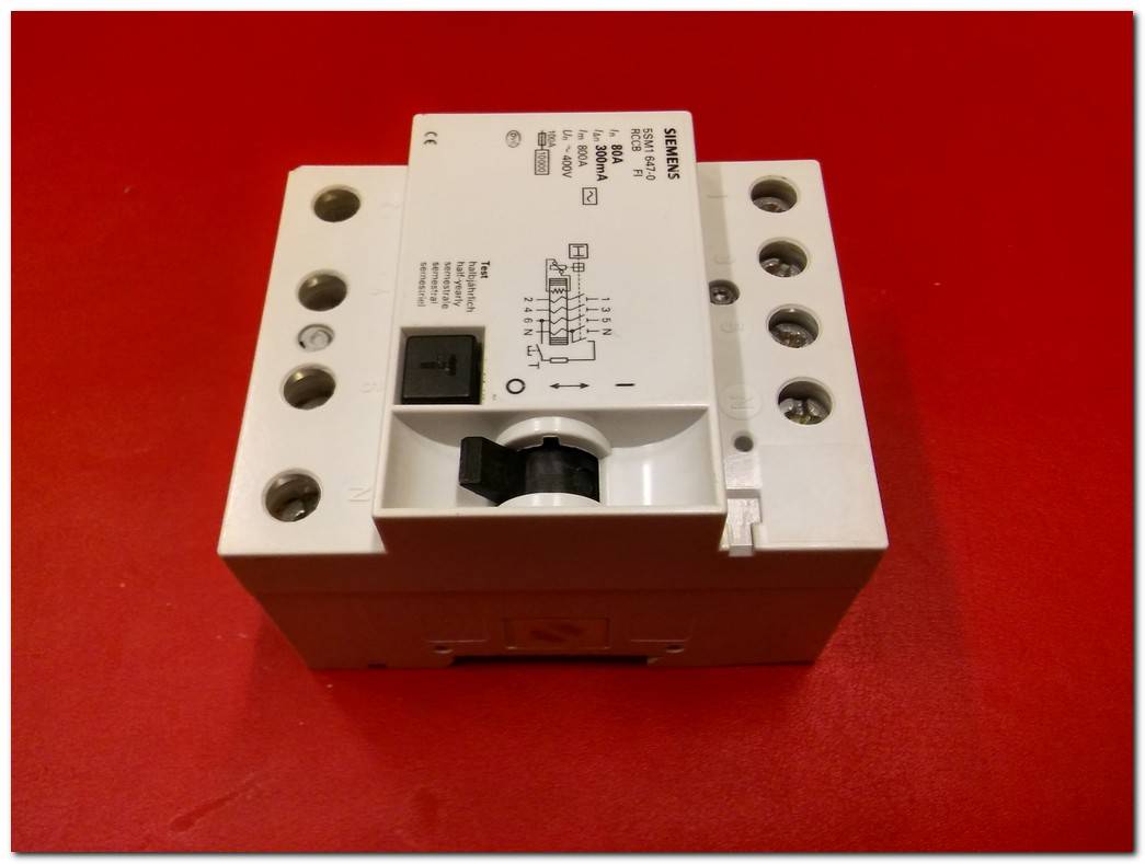 SIEMENS 5SM1 647-0 5SM1647-0 80A 300MA YANGIN KORUMA RÖLESİ KAÇAK AKIM TRİFAZE