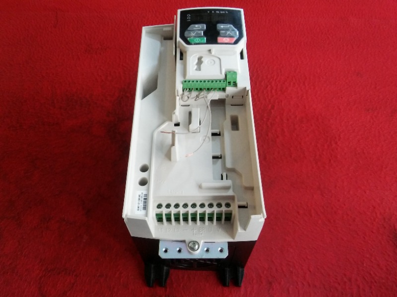 CONTROL TECHNIQUES M200-044 00135 A 5,5 KW SÜRÜCÜ 