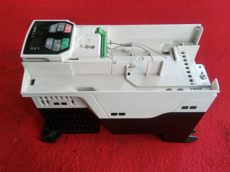 CONTROL TECHNIQUES M200-044 00135 A 5,5 KW SÜRÜCÜ 