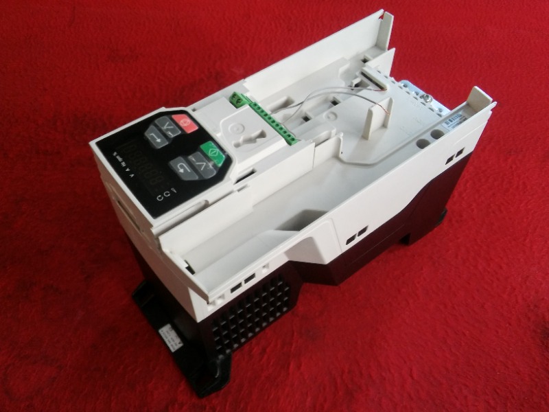 CONTROL TECHNIQUES M200-044 00135 A 5,5 KW SÜRÜCÜ 