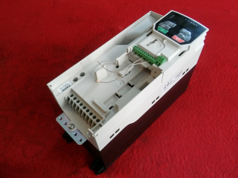CONTROL TECHNIQUES M200-044 00135 A 5,5 KW SÜRÜCÜ 