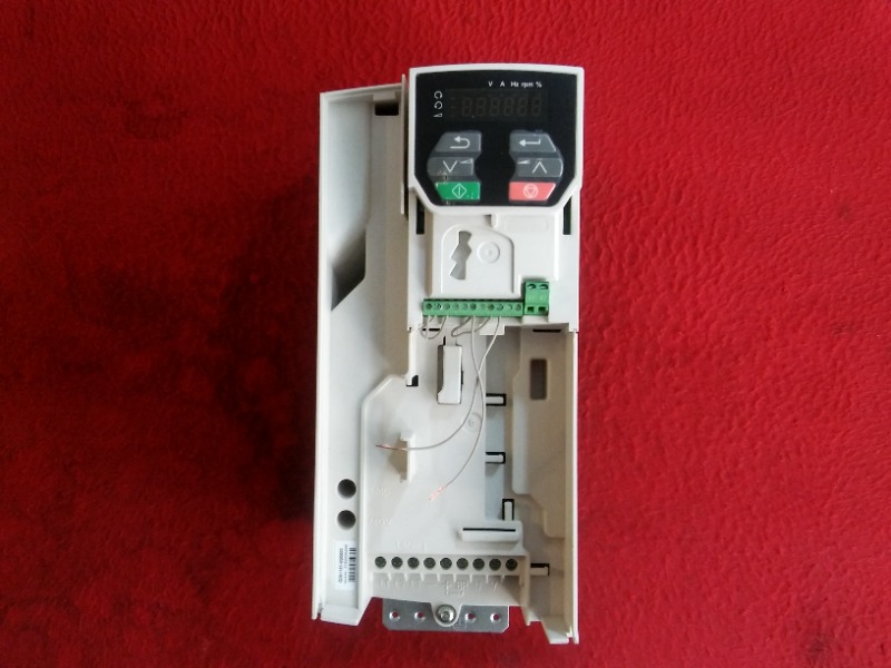 CONTROL TECHNIQUES M200-044 00135 A 5,5 KW SÜRÜCÜ 
