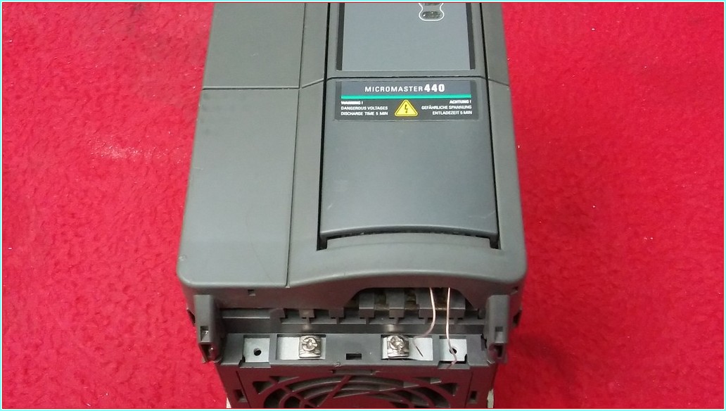 SIEMENS 6SE6440-2UC21-1BA1 MICROMASTER 440 1,1KW (INPUT 220V) SÜRÜCÜ