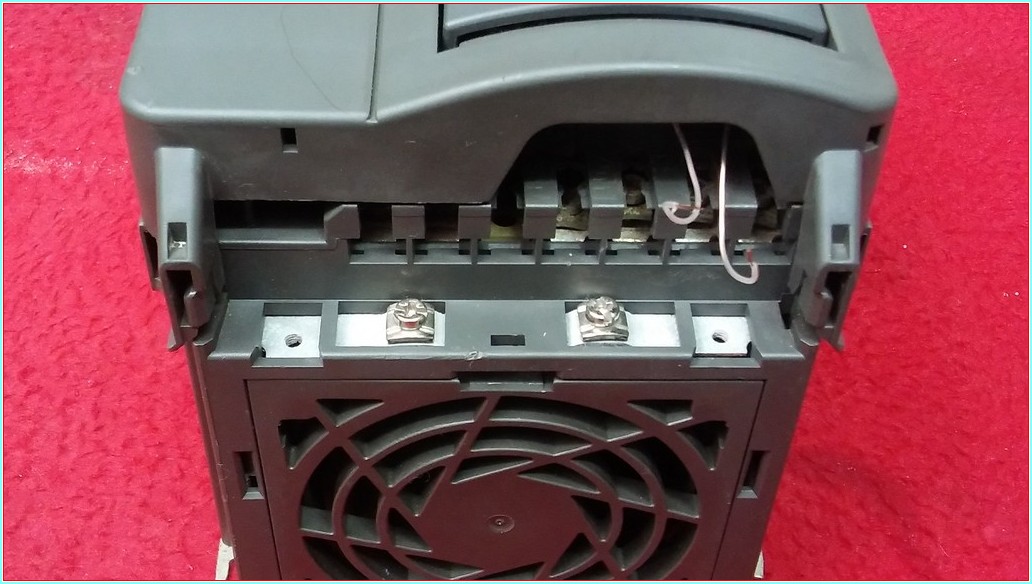 SIEMENS 6SE6440-2UC21-1BA1 MICROMASTER 440 1,1KW (INPUT 220V) SÜRÜCÜ