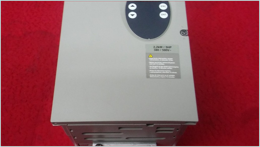 TELEMECANİQUE ATV31HU22N4 ATV31 2,2KW  INPUT 380V SÜRÜCÜ