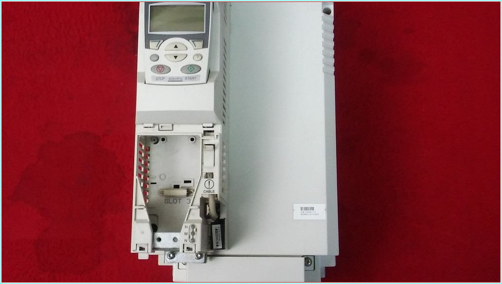 ABB ACS880-104-0100A-3 0J414 ACS880-104-0100A-3+0J414 55KW 104A KÜÇÜK KASA SÜRÜCÜ