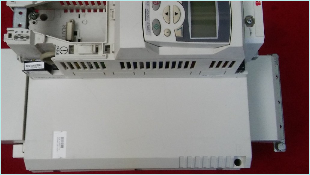 ABB ACS880-104-0100A-3 0J414 ACS880-104-0100A-3+0J414 55KW 104A KÜÇÜK KASA SÜRÜCÜ