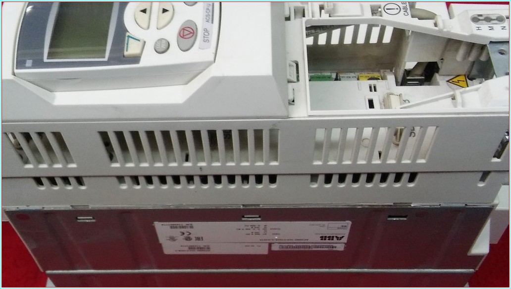 ABB ACS880-104-0100A-3 0J414 ACS880-104-0100A-3+0J414 55KW 104A KÜÇÜK KASA SÜRÜCÜ