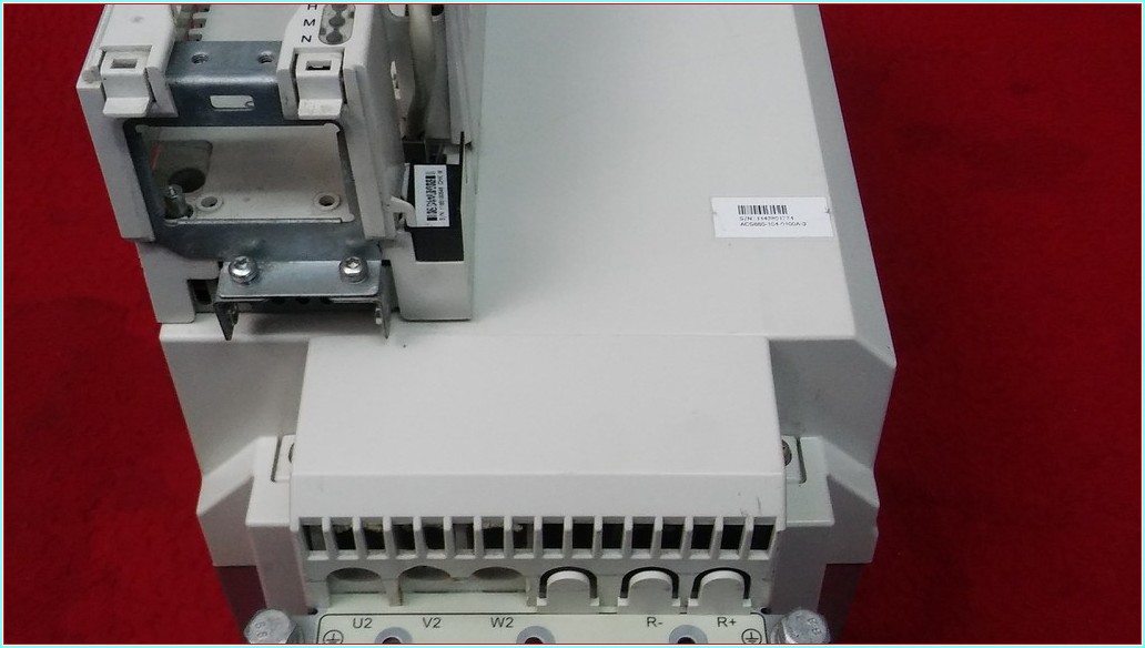 ABB ACS880-104-0100A-3 0J414 ACS880-104-0100A-3+0J414 55KW 104A KÜÇÜK KASA SÜRÜCÜ
