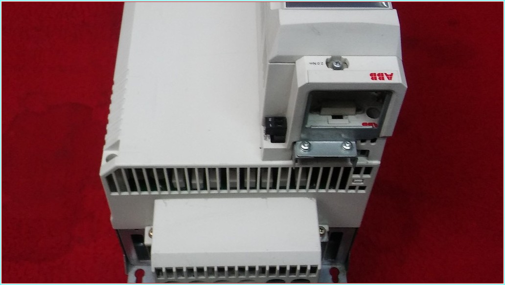 ABB ACS880-104-0100A-3 0J414 ACS880-104-0100A-3+0J414 55KW 104A KÜÇÜK KASA SÜRÜCÜ