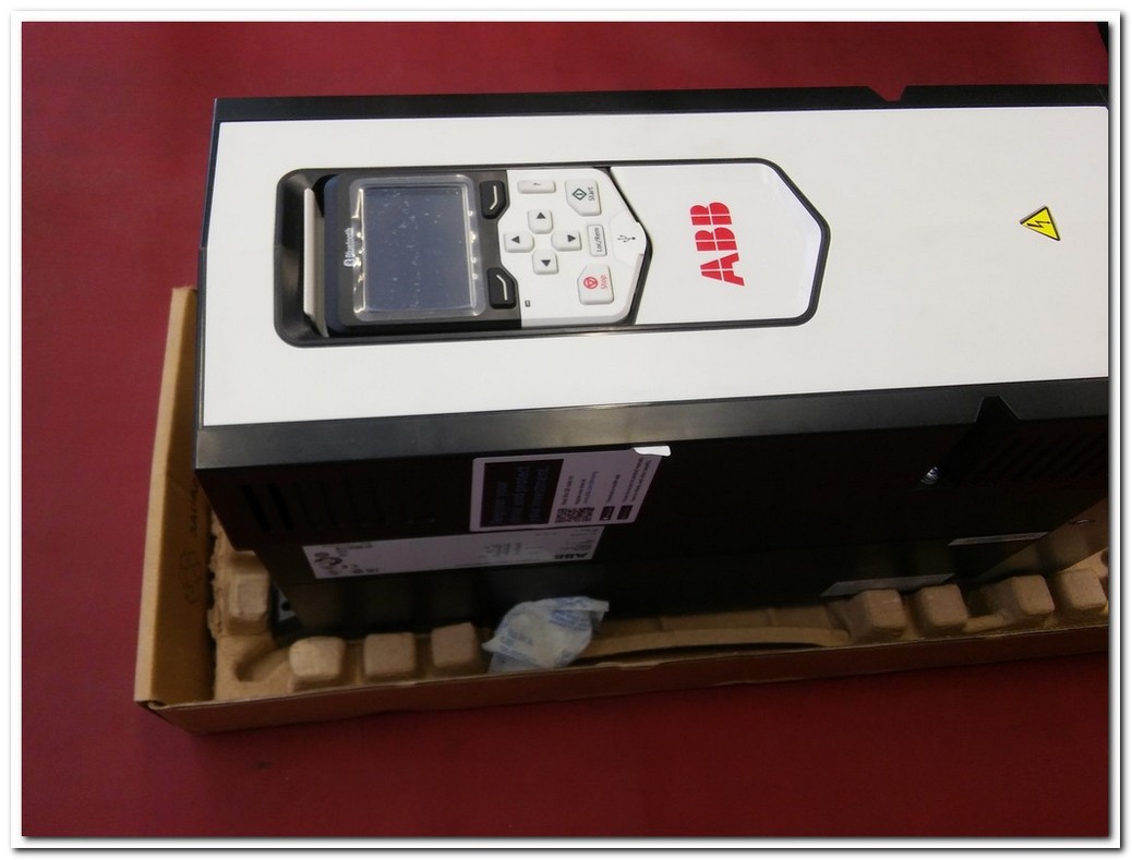 ABB ACS880-01-038A-3 N5050 N8015 ACS880-01-038A-3 26 KVA 18,5KW SIFIR KUTULU SÜRÜCÜ