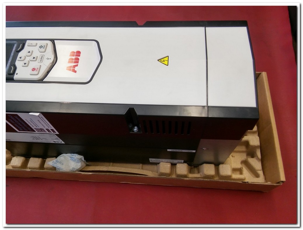 ABB ACS880-01-038A-3 N5050 N8015 ACS880-01-038A-3 26 KVA 18,5KW SIFIR KUTULU SÜRÜCÜ