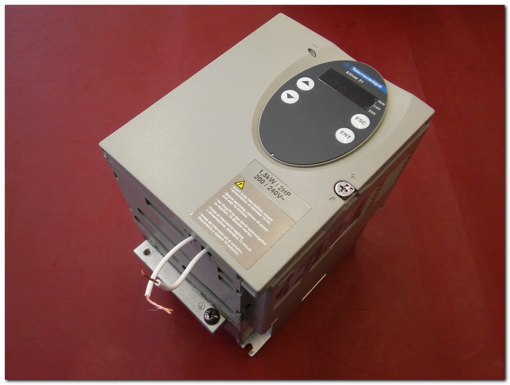 TELEMECANİQUE ATV31HU15M2  ATV31 1,5KW İNPUT 240V SÜRÜCÜ