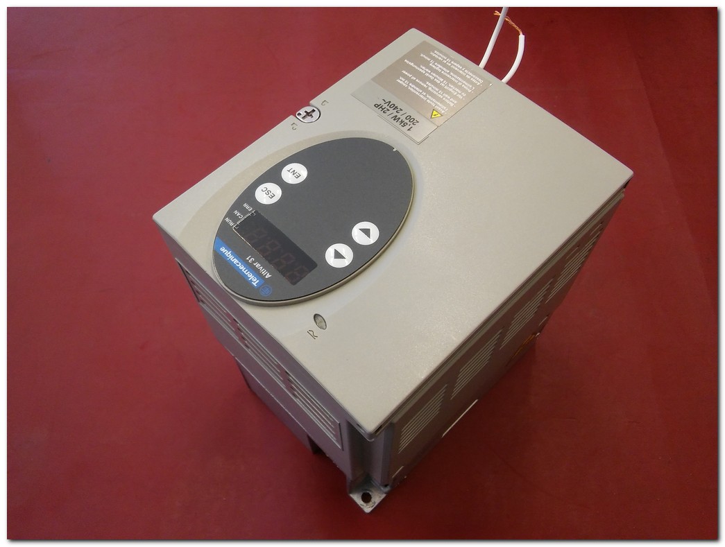 TELEMECANİQUE ATV31HU15M2  ATV31 1,5KW İNPUT 240V SÜRÜCÜ
