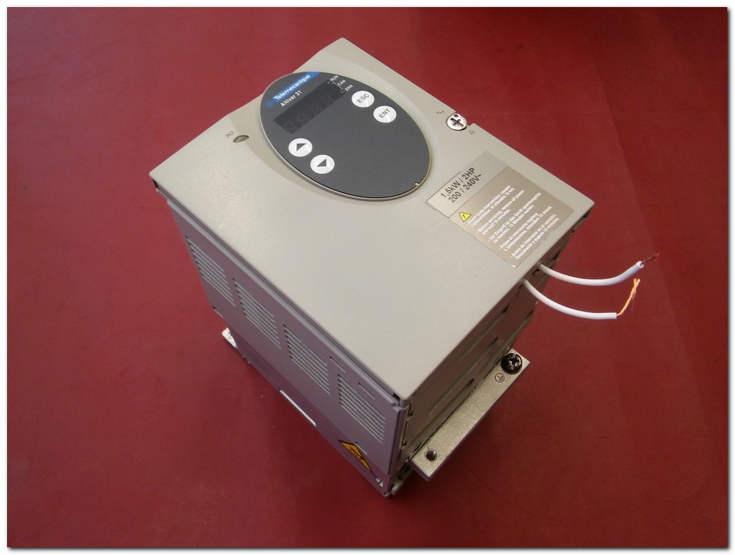 TELEMECANİQUE ATV31HU15M2  ATV31 1,5KW İNPUT 240V SÜRÜCÜ