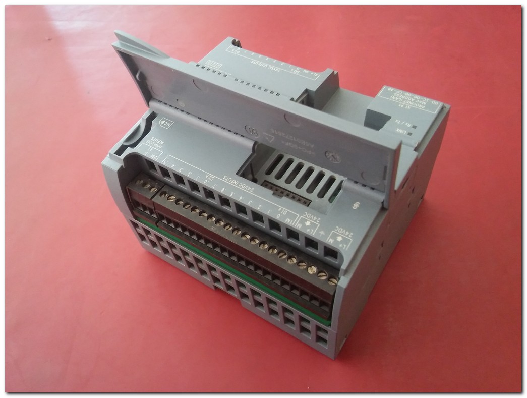 SIEMENS 6ES7 214-1AE30-0XB0 6ES7 214-1AE30-0XB0 214C DC DC DC PLC CPU