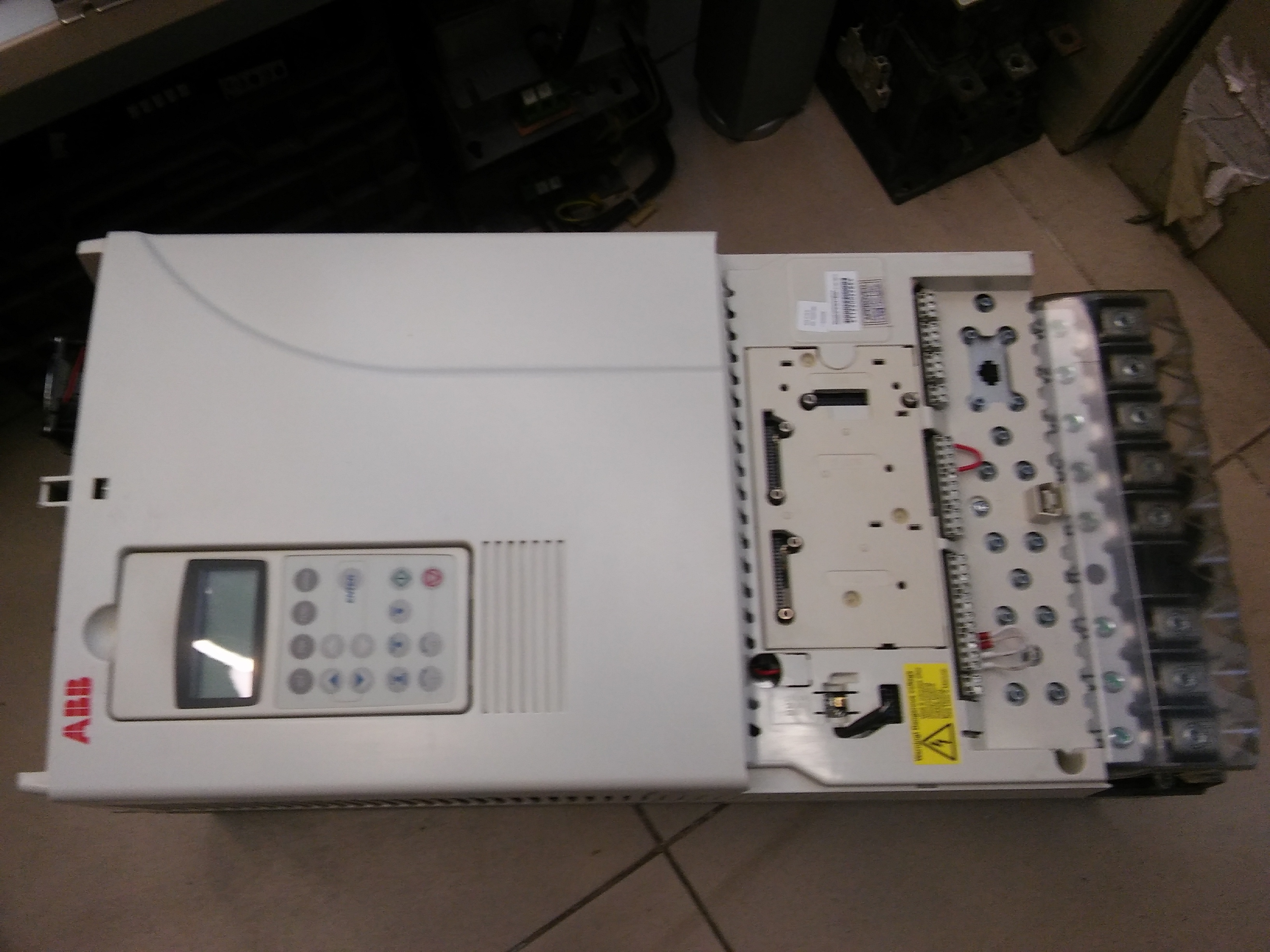 ABB ACS800-01-0140-5 ACS800-01-0140-5 B056-C132-E210 90KW SÜRÜCÜ