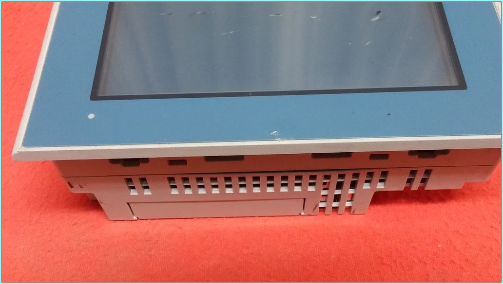 TELEMECANİQUE XBTOT2110 DOKUNMATİK GRAFİK TERMİNALİ 24VDC 0,75A