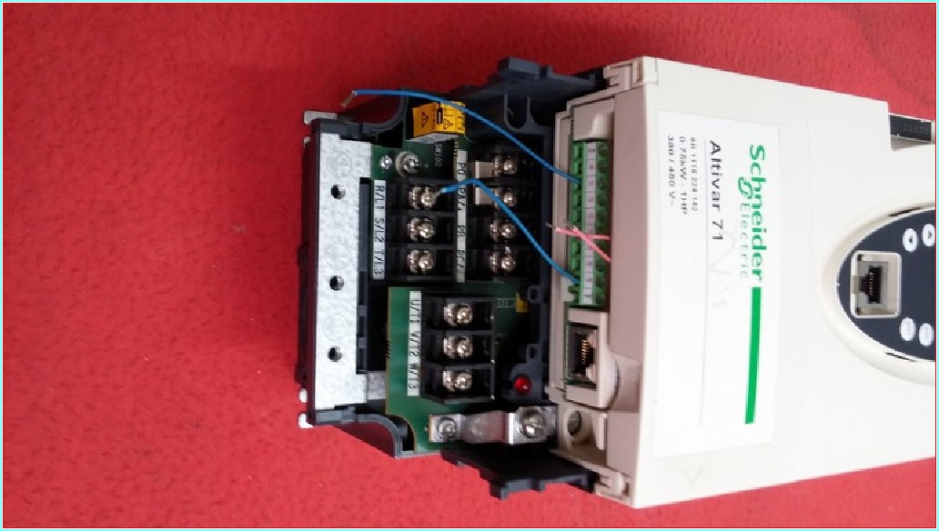 SCHNEİDER ATV71H075N4 0,75KW 1HP SÜRÜCÜ