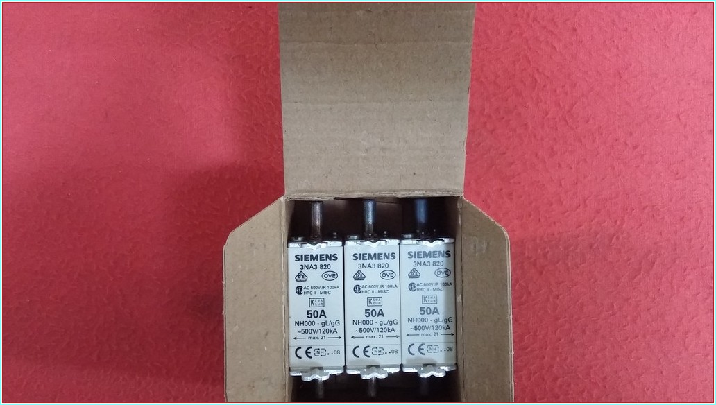 SIEMENS 3NA3 820 50 A SIFIR KUTULU 3 ADET MERKEZLİ ETİKET SİGORTASI