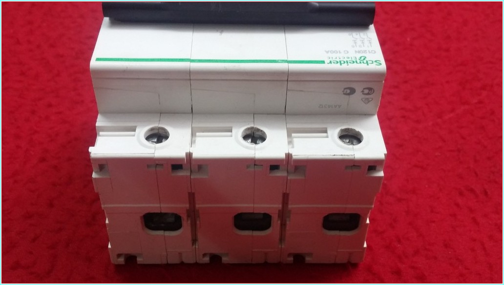 SCHNEİDER C120N C 100A 100A TRİFAZE C OTOMAT