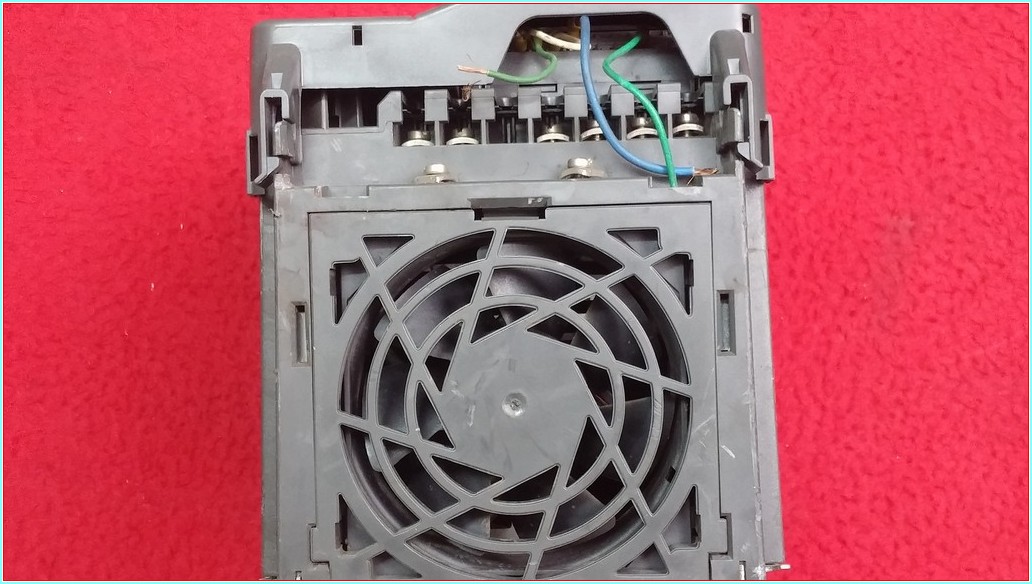 SIEMENS 6SE6440-2UD22-2BA1 2,2 KW İNPUT 380V SÜRÜCÜ