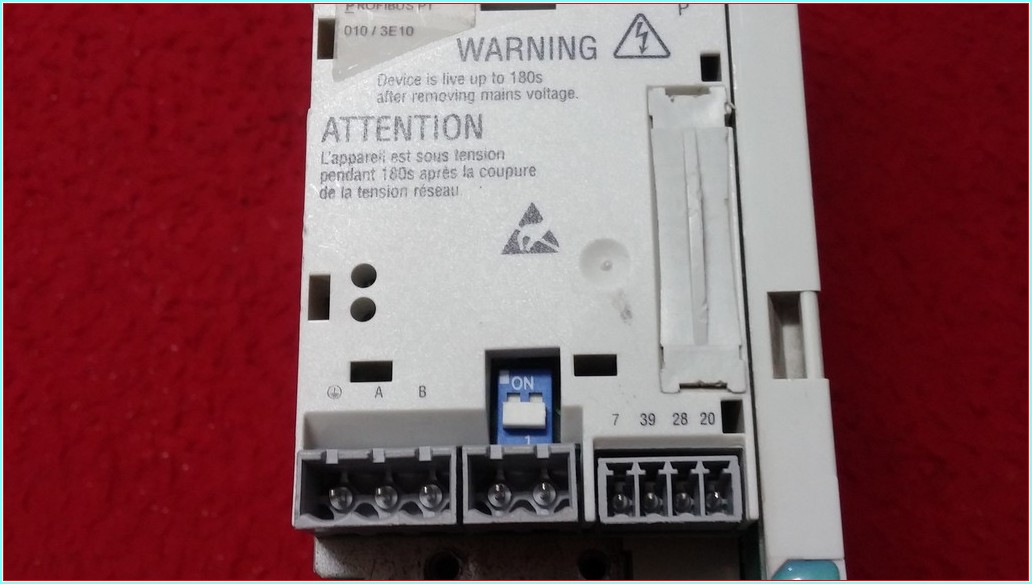 LENZE E82EV551_4C E82EV551-4C E82EV551 13436007 8200 0,55 KW 380V E82EV551K4C SÜRÜCÜ