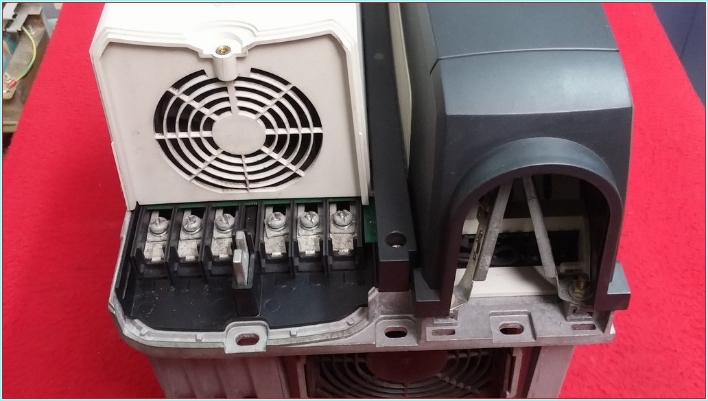 EMERSON SK3403 22-30 KW 1500 HZ SÜRÜCÜ