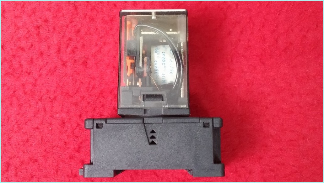 EMAS RE1P11 TS 3537 24VDC 10 A 11 PİMLİ DİP SÖKETİ İLE BİRLİKTE 3 KONTAKLI RÖLE