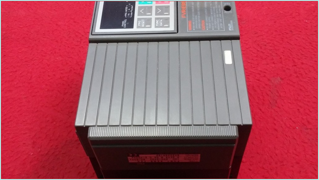 FUJİ FVR1.5E9S-7EN 3,2KVA  İNPUT 1,5KW 380V SÜRÜCÜ