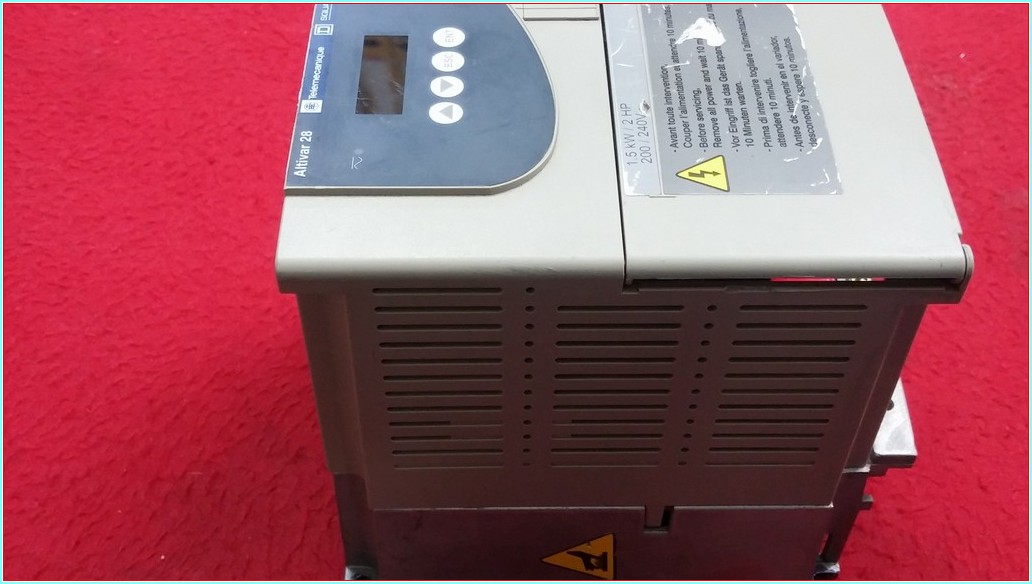 TELEMECANİQUE ATV28HU29M2 1,5 KW 2 HP SÜRÜCÜ