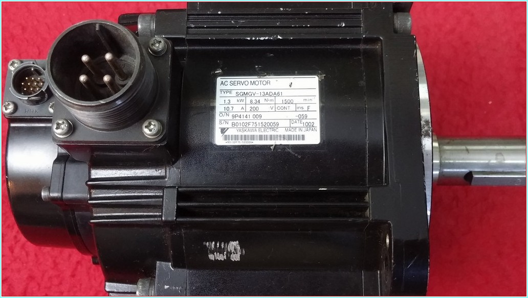 YASKAWA SGMGV-13ADA61 1,3KW 10,7A SERVO MOTOR