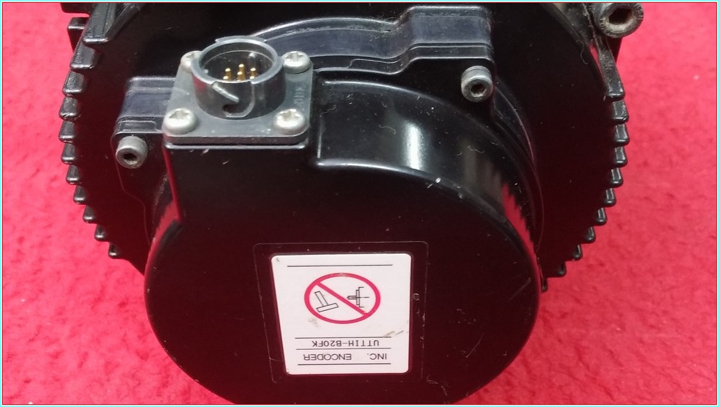 YASKAWA SGMGV-13ADA61 1,3KW 10,7A SERVO MOTOR