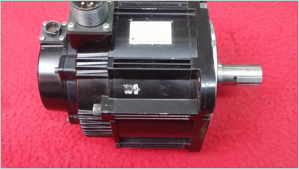 YASKAWA SGMGV-13ADA61 1,3KW 10,7A SERVO MOTOR