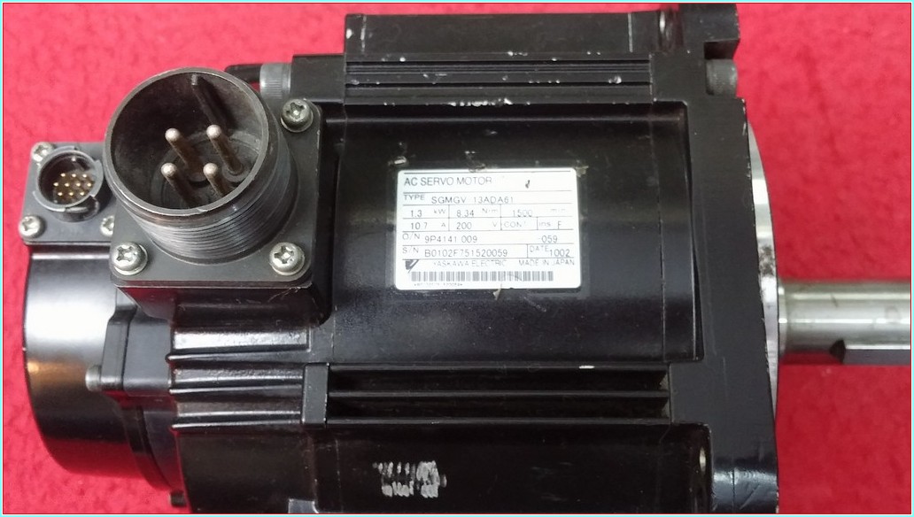 YASKAWA SGMGV-13ADA61 1,3KW 10,7A SERVO MOTOR