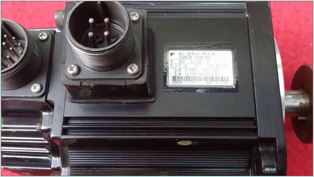 YASKAWA SGMGH-09ACA61 0,850KW 7,1A SERVO MOTOR