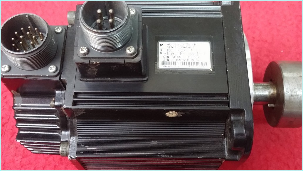 YASKAWA SGMGH-09ACA61 0,850KW 7,1A SERVO MOTOR