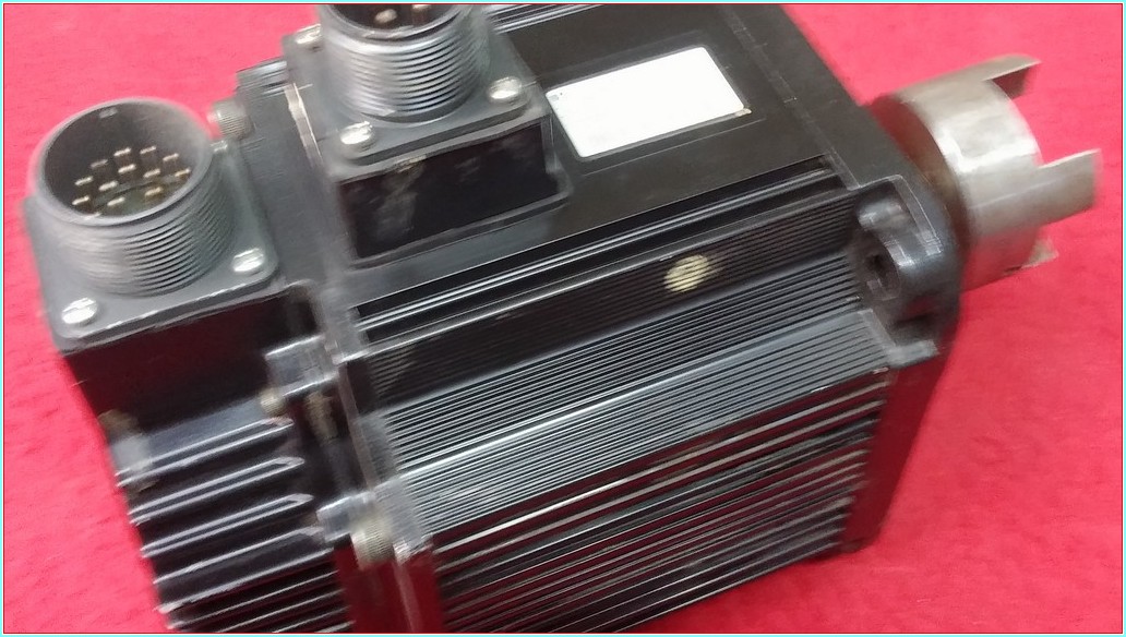 YASKAWA SGMGH-09ACA61 0,850KW 7,1A SERVO MOTOR