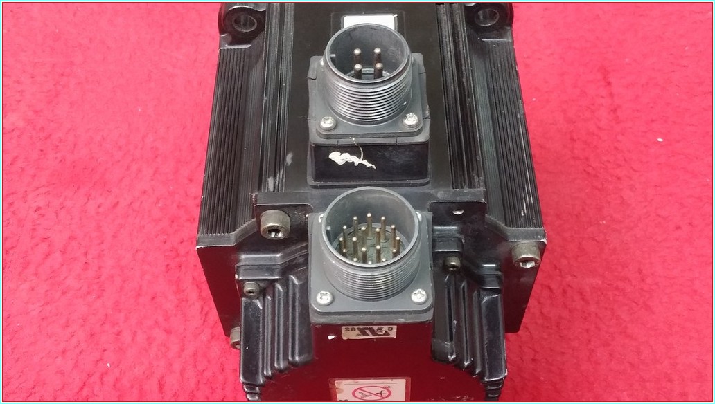 YASKAWA SGMGH-09ACA61 0,850KW 7,1A SERVO MOTOR