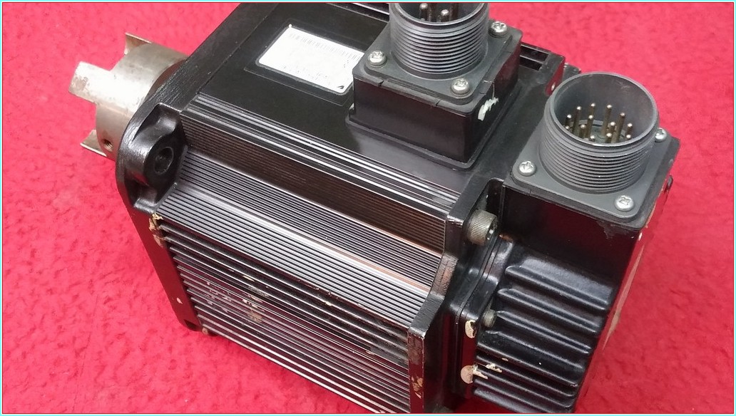 YASKAWA SGMGH-09ACA61 0,850KW 7,1A SERVO MOTOR