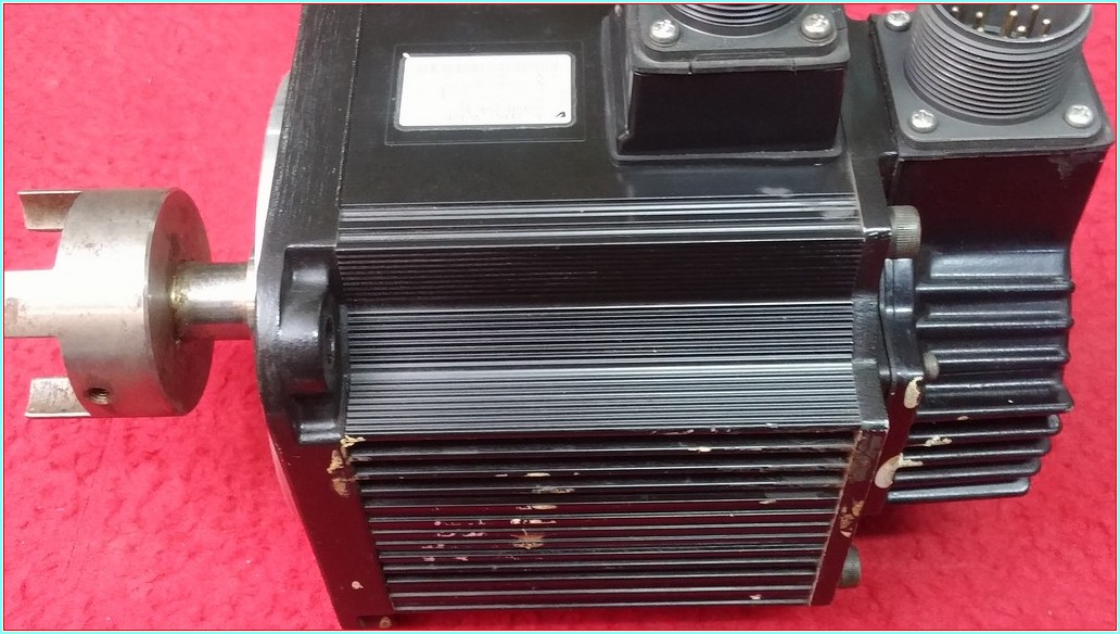 YASKAWA SGMGH-09ACA61 0,850KW 7,1A SERVO MOTOR