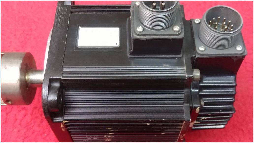 YASKAWA SGMGH-09ACA61 0,850KW 7,1A SERVO MOTOR