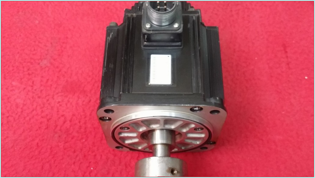 YASKAWA SGMGH-09ACA61 0,850KW 7,1A SERVO MOTOR
