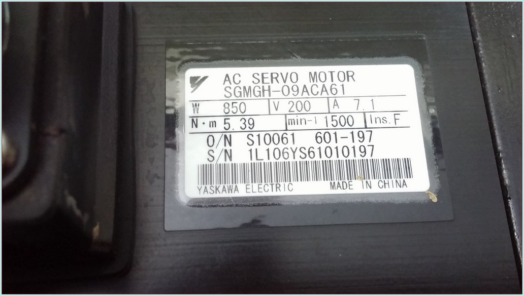 YASKAWA SGMGH-09ACA61 0,850KW 7,1A SERVO MOTOR