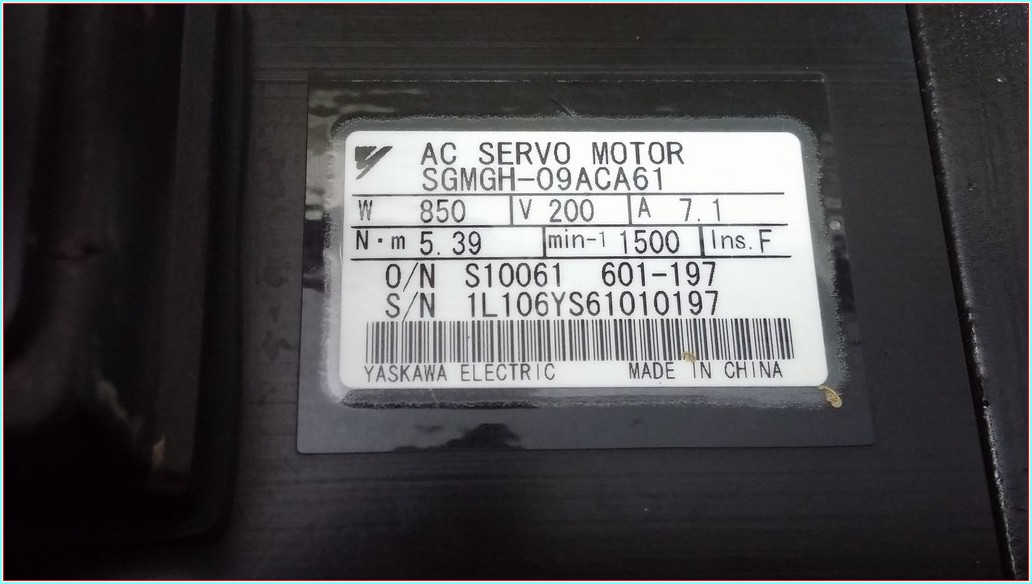 YASKAWA SGMGH-09ACA61 0,850KW 7,1A SERVO MOTOR