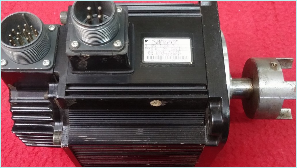 YASKAWA SGMGH-09ACA61 0,850KW 7,1A SERVO MOTOR