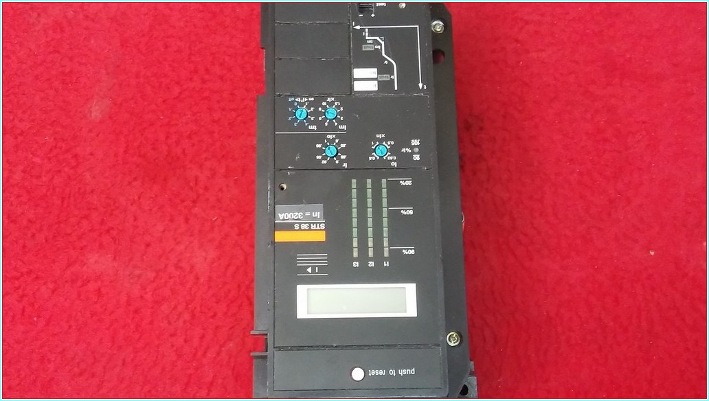 SCHNEİDER STR 38 S STR38S 3200A MASTERPACT KONTROL ÜNİTESİ