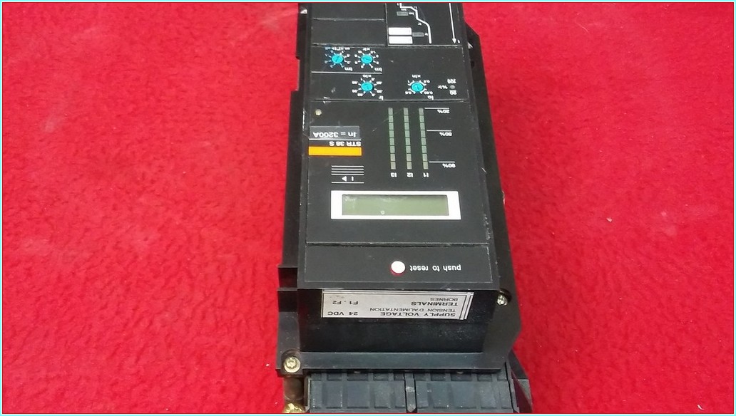 SCHNEİDER STR 38 S STR38S 3200A MASTERPACT KONTROL ÜNİTESİ