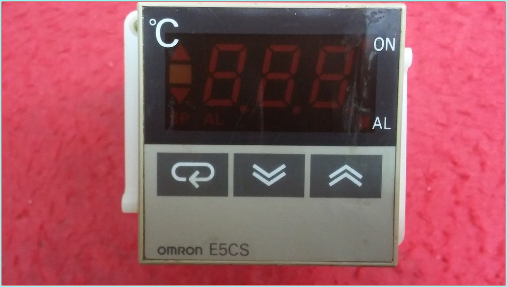 OMRON E5CS-R1KJX-520 TEMPERATURE CONTROLLER